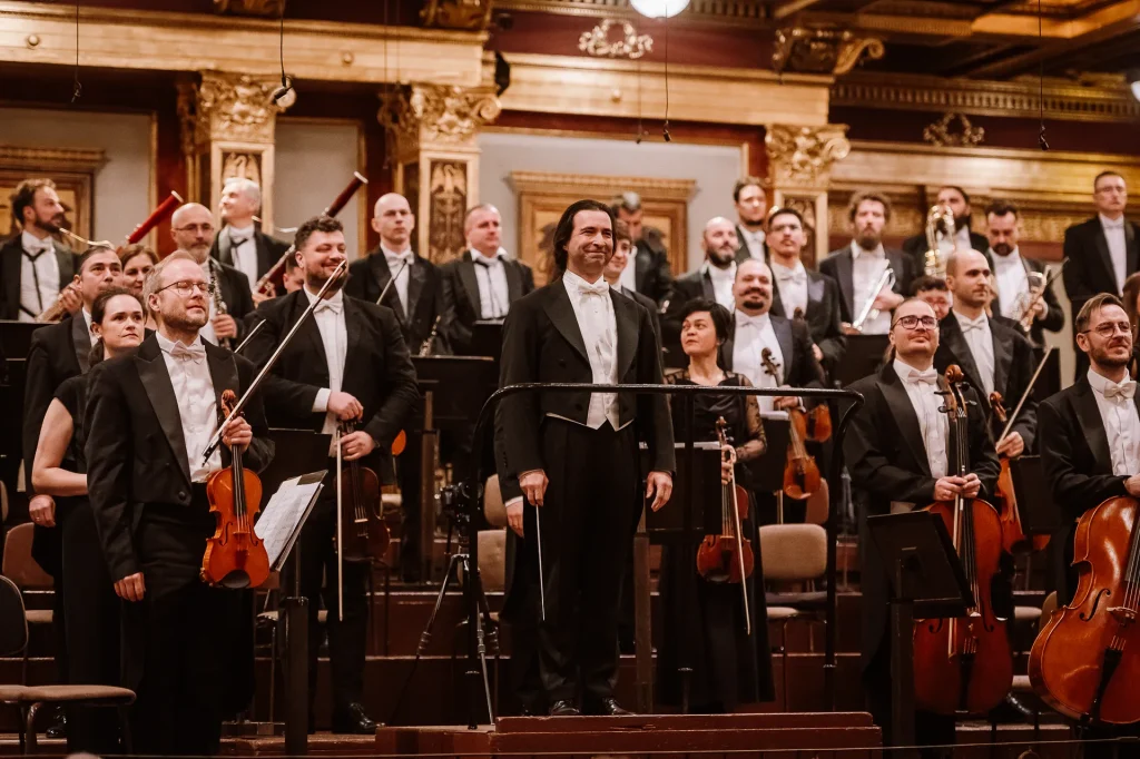 Orchestră pe scenă în cadrul unui proiect cultural al Asociației Iunona